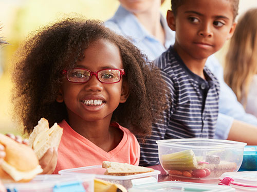 Photo: elementary school students during lunch.