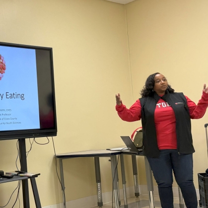 FCHS educator in Essex County teaches about heart healthy eating.