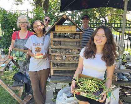 4-H Volunteers at Riverview Community Garden
